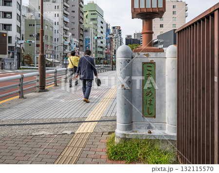 鉄道の線路を跨ぐ「駒込橋」の親柱と銘板（東京都豊島区） 132115570