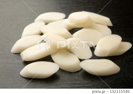 スライスされたカレトック 132115580