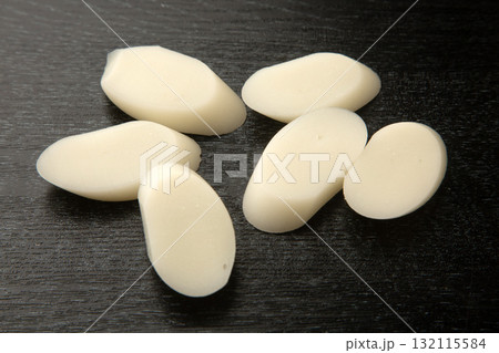 スライスされたカレトック 132115584