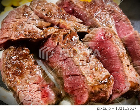 カットした熱々ジューシーな牛フィレステーキ2 カットした熱々ジューシーな牛フィレステーキ2 132115617