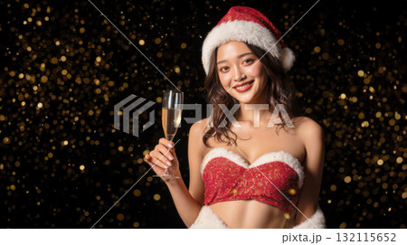 サンタクロースの衣装を着てシャンパングラスを持った女性 サンタクロースの衣装を着てシャンパングラスを持った女性 132115652
