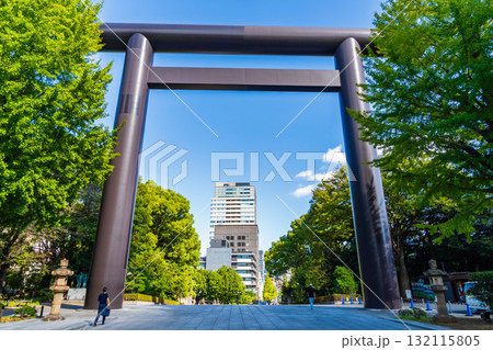 東京都 靖国神社第一鳥居から九段下方向 東京都 靖国神社第一鳥居から九段下方向 132115805
