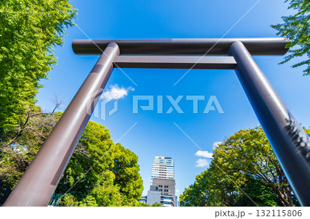 東京都　靖国神社第一鳥居から九段下方向 132115806