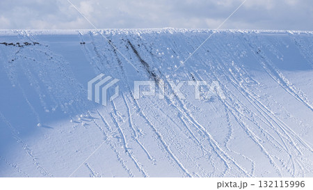鳥取砂丘の雪景色 132115996
