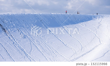 鳥取砂丘の雪景色 132115998