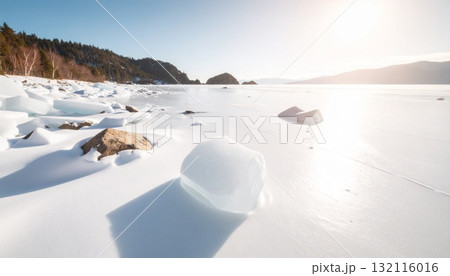 凍てつく湖に映る氷の世界/朝陽に輝く神秘の氷河風景 凍てつく湖に映る氷の世界/朝陽に輝く神秘の氷河風景 132116016