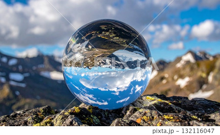 ガラス玉の中に広がる世界/反転した空と山の幻想的風景 132116047