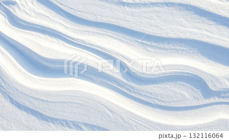 雪のテクスチャ背景 冬やゲレンデイメージの形作られた新雪の雪紋と自然が織りなす美しい雪の造形 雪のテクスチャ背景 冬やゲレンデイメージの形作られた新雪の雪紋と自然が織りなす美しい雪の造形 132116064