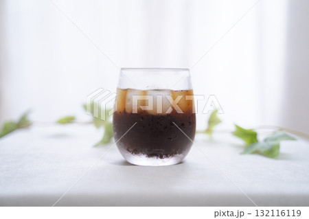窓辺のアイスコーヒーと観葉植物(白背景) 窓辺のアイスコーヒーと観葉植物(白背景) 132116119