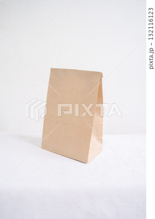 テイクアウトの紙袋（白背景・コピースペース） 132116123