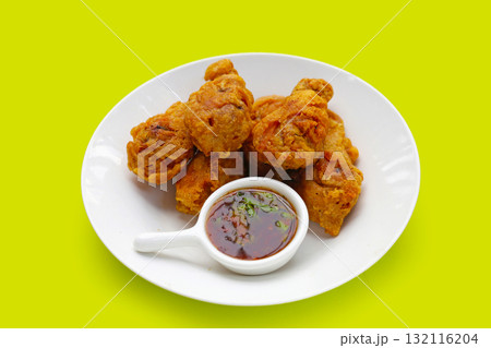Crispy fried chicken drumettes served with sweet chili dipping sauce Crispy fried chicken drumettes served with sweet chili dipping sauce 132116204
