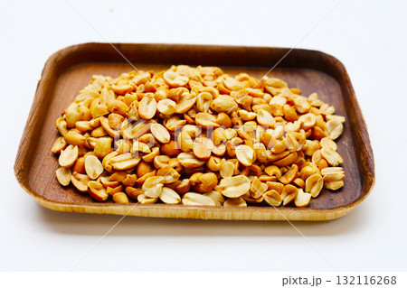 Roasted peanuts for snacking, or used as toppings for various dishes. Roasted peanuts for snacking, or used as toppings for various dishes. 132116268