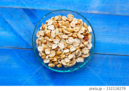 Roasted peanuts for snacking, or used as toppings for various dishes. Roasted peanuts for snacking, or used as toppings for various dishes. 132116276