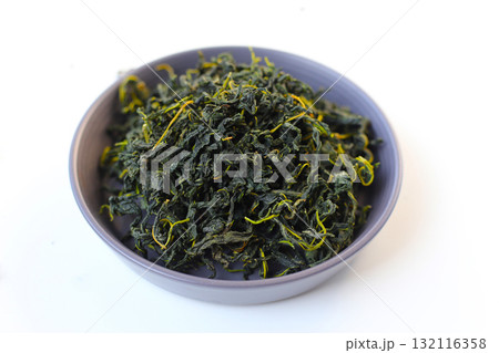 Dried mulberry leaves, commonly used for herbal tea and traditional remedies. 132116358