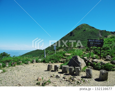 夏の岩木山　9合目鳥ノ海噴火口から山頂を臨む 132116677
