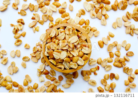 Roasted peanuts for snacking, or used as toppings for various dishes. 132116711