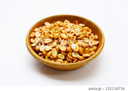 Roasted peanuts for snacking, or used as toppings for various dishes. 132116716