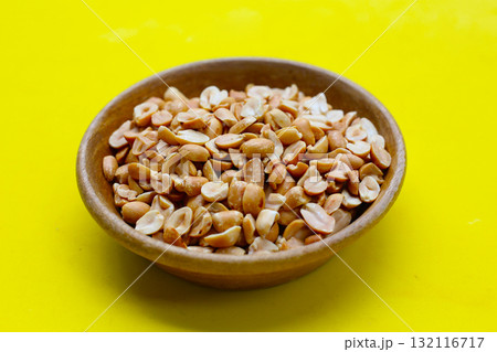Roasted peanuts for snacking, or used as toppings for various dishes. 132116717