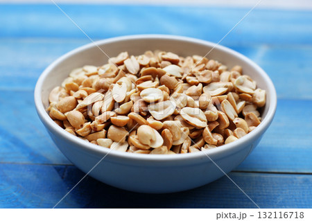 Roasted peanuts for snacking, or used as toppings for various dishes. Roasted peanuts for snacking, or used as toppings for various dishes. 132116718