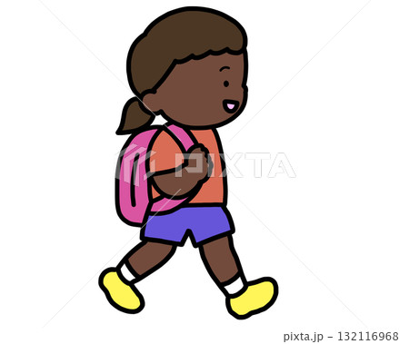 歩いて登校する黒人の女の子 132116968