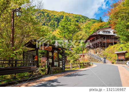 秋の白骨温泉 公共露天風呂入口《長野県 松本市》 132116987