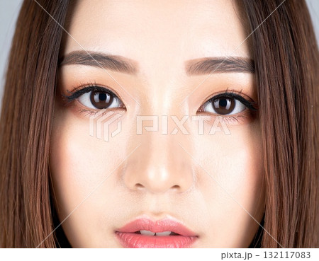 アイメイクを強調した女性のクローズアップ 132117083