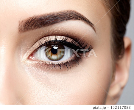 アイメイクを強調した女性のクローズアップ 132117088
