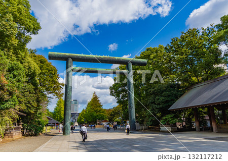東京都 靖国神社第一鳥居から九段下方向の風景 東京都 靖国神社第一鳥居から九段下方向の風景 132117212