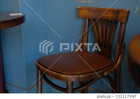 カフェのレトロなイス カフェのレトロなイス 132117397