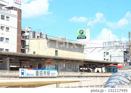 愛知県豊田市、名鉄豊田市駅に停車する電車の風景 愛知県豊田市、名鉄豊田市駅に停車する電車の風景 132117495