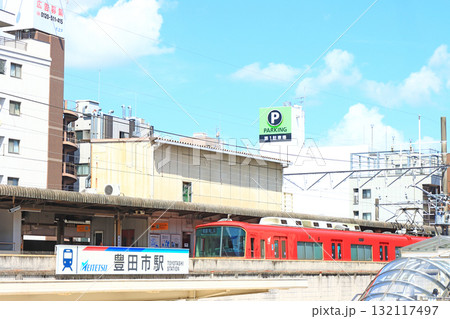 愛知県豊田市、名鉄豊田市駅に停車する電車の風景 132117497