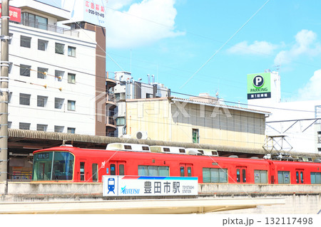 愛知県豊田市、名鉄豊田市駅に停車する電車の風景 愛知県豊田市、名鉄豊田市駅に停車する電車の風景 132117498