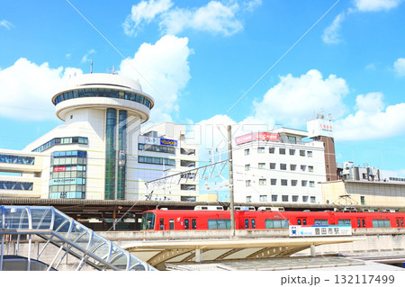 愛知県豊田市、名鉄豊田市駅に停車する電車の風景 愛知県豊田市、名鉄豊田市駅に停車する電車の風景 132117499