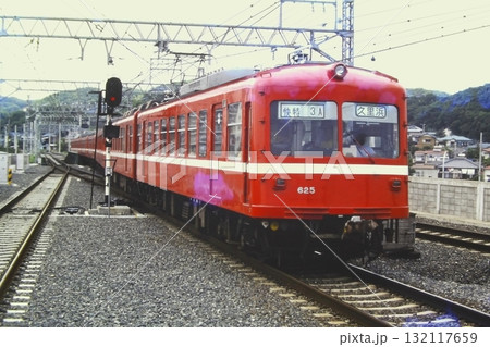 京浜久里浜に到着する旧600形625～628+629～632、快特1402A列車、1982年6月5日 132117659