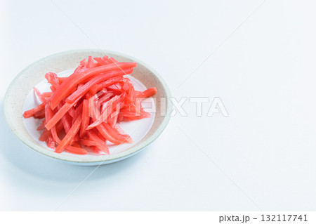 白い皿に盛られた紅生姜 132117741