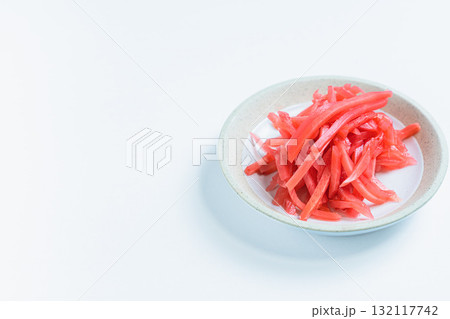 白い皿に盛られた紅生姜 132117742