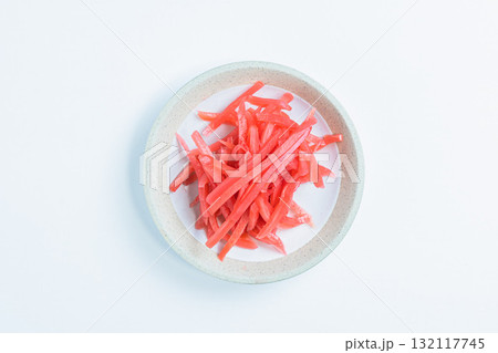 白い皿に盛られた紅生姜 132117745