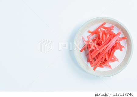 白い皿に盛られた紅生姜 132117746