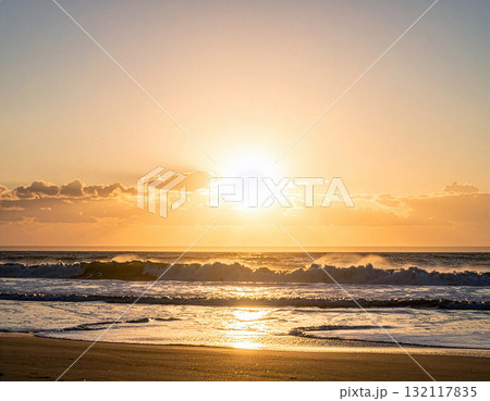 穏やかな波、黄金色の太陽、映画のような地平線、穏やかな海の風景 132117835