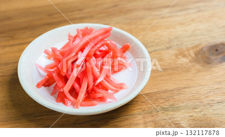 木目テーブルに置かれた紅生姜 132117878