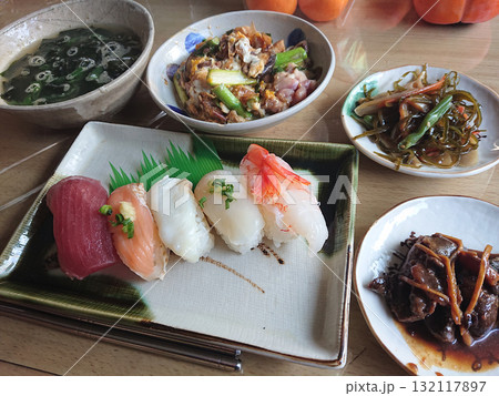 5 pieces sushi 江戸前握り(海鮮にぎり)のランチセット ~計5貫の小盛り・おまかせ盛り 5 pieces sushi 江戸前握り(海鮮にぎり)のランチセット ~計5貫の小盛り・おまかせ盛り 132117897