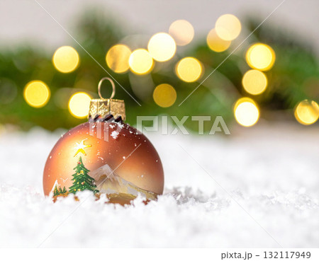 【クリスマス素材】キラキラ玉ボケとクリスマスツリーの装飾 【クリスマス素材】キラキラ玉ボケとクリスマスツリーの装飾 132117949