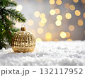 【クリスマス素材】キラキラ玉ボケとクリスマスツリーの装飾 【クリスマス素材】キラキラ玉ボケとクリスマスツリーの装飾 132117952