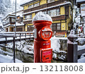 雪の降る銀山温泉のポスト 132118008