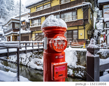 雪の降る銀山温泉のポスト 132118008