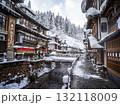 雪の舞う銀山温泉 132118009