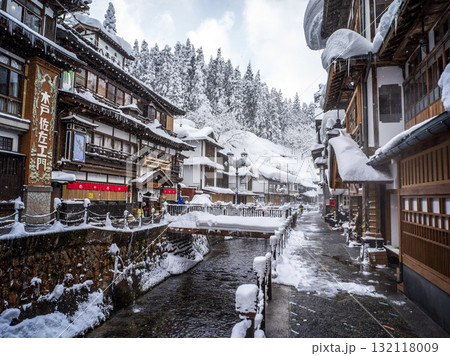 雪の舞う銀山温泉 雪の舞う銀山温泉 132118009