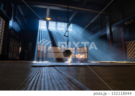 【光芒素材】冬の風物詩・妻籠宿脇本陣奥谷の光芒【長野県】 132118044