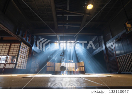 【光芒素材】冬の風物詩・妻籠宿脇本陣奥谷の光芒【長野県】 132118047