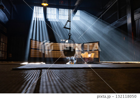 【光芒素材】冬の風物詩・妻籠宿脇本陣奥谷の光芒【長野県】 132118050